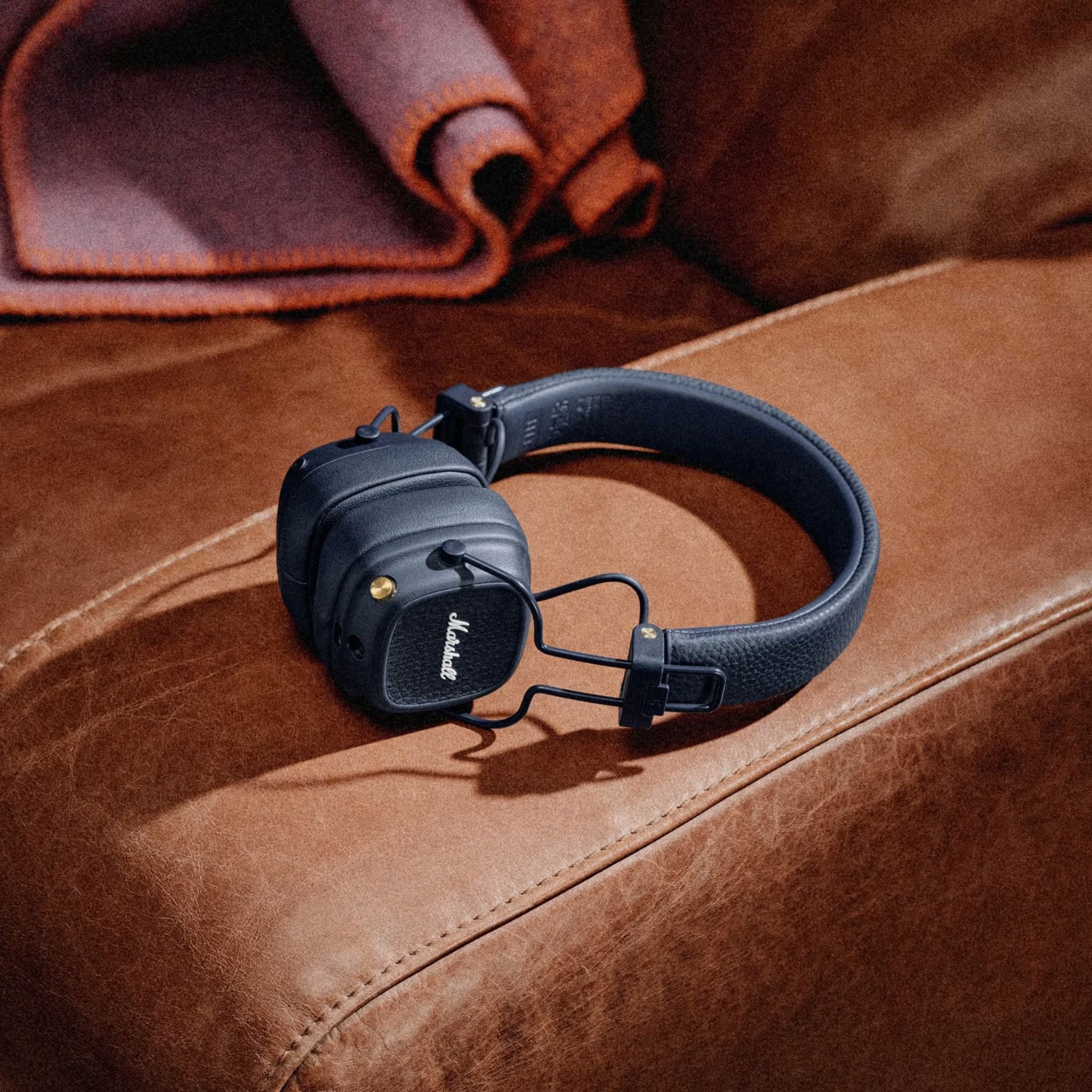 Marshall Major V Wireless On-Ear Headphones with Rugged & Foldable Design, Wireless Charging, 3 Hours Charging Time, Customizable M-Button, Bluetooth Version 5.3, Up to 100 Hours Play Time - Blue